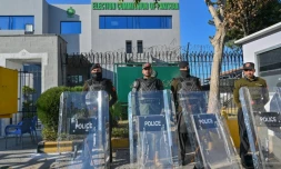 Des gardes surveillent l'accès à la commission électorale du Pakistan le 9 février 2024 à Islamabad
