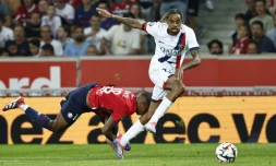 L'attaquant du PSG Bradley Barcola (D) prend le meilleur sur le défenseur de Lille Bafode Diakite lors de la rencontre entre les deux équipes pour la 3e journée de Ligue 1, à Lille, le 1er septembre 2024