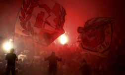 Les supporters de l'Etoile rouge de Belgrade le 10 juin 2020 lors du match contre le Partizan Belgrade en demi-finale de la Coupe serbe Ă Belgrade.(Archives)