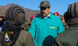 Le président du Venezuela Nicolas Maduro (C) serre la main de soldats lors d'exercices militaires à Naguanagua (Venezuela), le 27 janvier 2019