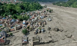 Des habitations ensevelies sous la boue après des inondations soudaines survenues à Trishuli Bazar, dans le district de Nuwakot au Népal, le 26 août 2026