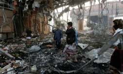 Des équipes de secours recherchent des victimes après le bombardement meurtrier d'une cérémonie funéraire, le 8 octobre 2016 à Sanaa