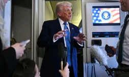 Le président américain Donald Trump s'adresse aux médias à bord d'Air Force One, après avoir quitté Abou Dhabi à l'issue de sa tournée au Moyen-Orient, le 16 mai 2025