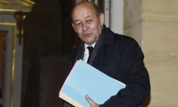Le ministre de la Défense Jean-Yves Le Drian à son arrivée à Matignon le 15 décembre 2015 à Paris 