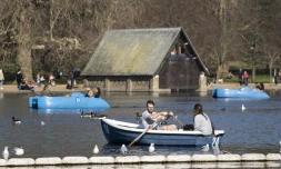 Des gens se promènent en barque à Hyde Park dans le centre de Londres, le 24 février 2019