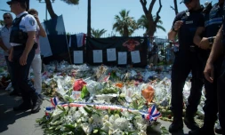 Des policiers municipaux sur la Promenade des Anglais, Ă Nice le 25 juillet 2016. Un homme de 36 ans, en relation avec Mohamed Lahouaiej Bouhlel, a Ă©tĂ© mis en examen et Ă©crouĂ© lundi dans l'enquĂȘte sur cette tuerie qui a fait 84 morts
