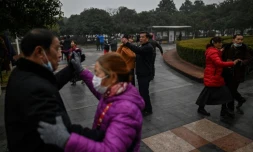 Des habitants dansent dans un parc , un an après le confinement, le 23 janvier 2021 à Wuhan, en Chine