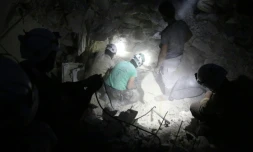 La sécurité civile recherchent des victimes d'une frappe aérienne dans un quartier rebelle d'Alep, le 4 octobre 2016