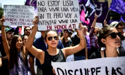 Des Mexicains protestent contre les meurtres, viols et violences faites aux femmes le 17 septembre 2017 à Mexico, après le meurtre de Mara Castilla par un chauffeur de taxi