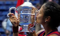 La Britannique Emma Raducanu embrasse le trophée après savictoire dans la finale du simple dames de l'US Open contre la Canadienne Leylah Fernandez au Centre natinal de tennis Billie Jean King à New York, le 11 septembre 2021
