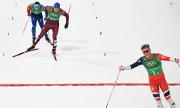 Le Français Richard Jouve (g) apporte le bronze à la France en sprint par équipes en ski de fond, aux JO de Pyeongchang, le 21 février 2018
