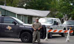 Un policier devant l'école primaire de Uvalde, au Texas, où un adolescent à tué 21 personnes le 24 mai 2022