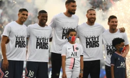 Les recrues du PSG lors de leur présentation au public du Parc des princes le 14 août 2021, de gauche à droite, Achraf Hakimi, Georginio Wijnaldum, Gianluigi Donnarumma, Sergio Ramos et Lionel Messi