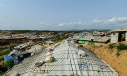 Des sacs de sable posés sur les toits des tentes de réfugiés rohingyas avant l'arrivée de la mousson, le 7 mai 2018 au camp de Kutupalong, au Bangladesh