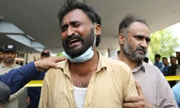 Un père pleure après la mort de son enfant à la suite d'un incendie devant le service de santé maternelle et infantile de l'hôpital PIMS, à Islamabad, le 26 août 2026. L'incendie a coûté la vie à 14 nourrissons.