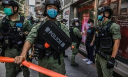 La police interroge un homme à Hong Kong, le 6 septembre 2020, aprÚs un appel à manifester contre une décision du gouvernement.