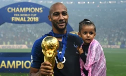 Le milieu de terrain français Steven Nzonzi pose avec le trophée de la Coupe du Monde et sa fille, le 15 juillet 2018 à Moscou