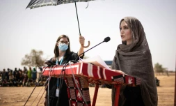 L'actrice américaine Angelina Jolie, envoyée spéciale du Haut Commissariat des Nations unies pour les réfugiés, dans le camp de Goudebou, au Burkina Faso, le 20 juin 2021