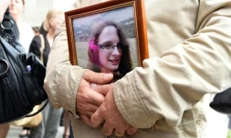 Un homme tient un portrait de Sophie Lionnet à Sens, le 6 juin 2018