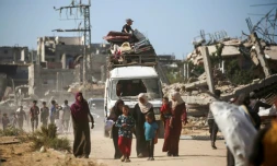 Des Palestiniens déplacés retournent chez eux, le 14 octobre 2025 dans la zone d'al-Zahra dans la bande de Gaza