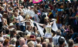 Des participants à la Gay Pride, le 3 juillet 2016 à Cologne