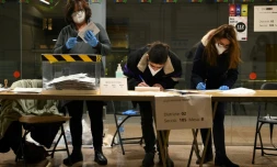 Des employés électoraux comptent les bulletins de vote par voie postale, le 14 février 2021 à Barcelone, en Catalogne