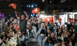 Des supporters laissent éclater leur joie dans le nord-ouest de la Suisse à Bienne, ville natale de l'artiste Némo qui a remporté l'Eurovision, le 12 mai 2024
