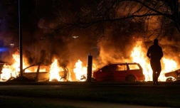 Des véhicules incendiés pendant des manifestations contre l'extrême droite, le 17 avril 2022 à Malmö, en Suède