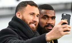 L'ouvreur de l'Australie Quade Cooper (g), blessé et finalement forfait face à la France, fait un selfie, le 19 novembre 2016 au Stade de France
