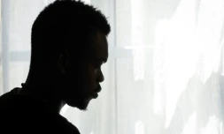 Le réfugié camerounais Emilien Atanga, 24 ans, a trouvé à se loger chez et Joël Elbaz à Paris le 18 juillet 2017