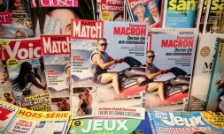 La couverture de la une de "Paris Match" montrant le président Emmanuel Macron faisant du jet-ski, photographiée le 14 août 2026