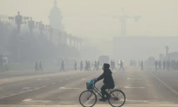 Un cycliste sous un nuage de pollution à Pékin, le 21 décembre 2015