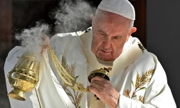 Le pape François célÚbre une messe au stade municipal de Nicosie, à Chypre, le 3 décembre 2021