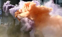 Des manifestants brandissent des fumigènes pour protester contre la venue de Marine Le Pen à Nantes, le 25 février 2017