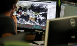 Un météorologue de Météo France surveille la trajectoire du cyclone Belal qui devrait frapper La Réunion, le 14 janvier 2024 à Saint-Denis-de-La Réunion