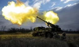 Des militaires ukrainiens tirent avec un obusier automoteur Caesar vers des positions russes dans l'est de l'Ukraine, le 28 décembre 2022