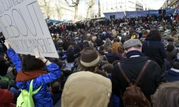 Des centaines de personnes participent à la "Nuit debout" le 7 avril 2016 place de la République à Paris