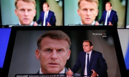 Le Premier ministre démissionnaire Sébastien Lecornu sur le plateau de France 2 avec une photo du président Emmanuel Macron en arrière-plan, le 8 octobre 2025