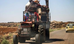 Une famille syrienne fuit à tracteur les combats à Deraa, le 21 juin 2018
