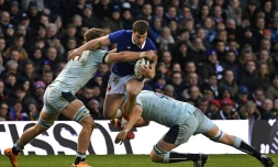 L'ailier du XV de France, Damien Penaud, est plaqué par les Ecossais Jamie Ritchie (g) et Scott Cummings, lors du Tournoi des Six nations, le 8 mars 2020 au stade Murrayfield à Edimbourg