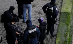 Des membres de la brigade fluviale de Paris attendent sur les berges de la Seine le résultat des recherches, après la disparition d'une policière lors d'un exercice en fin de matinée, le 5 janvier 2018