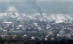 De la fumée au-dessus de Roubijné pendant des combats, le 18 avril 2022 en Ukraine