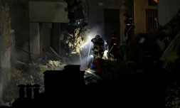 Des équipes de secours sur les lieux de l'effondrement d'un immeuble d'habitation, le 9 avril 2023 à Marseille