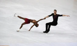 Le couple français Vanessa James et Morgan Ciprès lors du programme court des Internationaux de France de patinage artistique, le 23 novembre 2018 à Grenoble