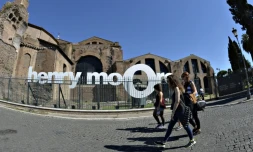 Les oeuvres du sculpteur britannique Henry Moore sont exposées le 25 septembre 2015 dans les anciens Thermes de Dioclétien, à Rome