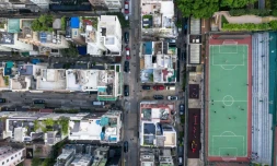 Vue aérienne d'un terrain de footaball et d'immeubles résidentiels à Hong Kong, le 30 octobre 2018