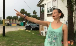 Kaycee Meyer, 29 ans, trouve qu'attendre l'arrivée de l'ouragan Dorian est une expérience plutÎt cool. Elle est photographiée mercredi 4 septembre à Folly Beach, en Caroline du Sud