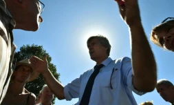 Le ministre de l'Agriculture Stephane Le Foll (c) s'entretient avec des agriculteurs, le 27 août 2016, à Mareil-en-Champagne (nord-ouest)