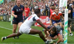 Les Françaises ont dominé les Américaines, ici un essai en coin de la demi de mêlée Jade Le Pesq, lors de la petite finale du Mondial dames à Belfast, le 26 août 2017