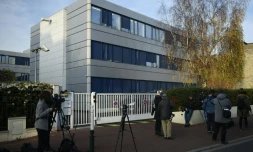 uaDes journalistes devant le siÚge du FN à Nanterre, dans les Hauts-de-Seine, le 14 décembre 2015
